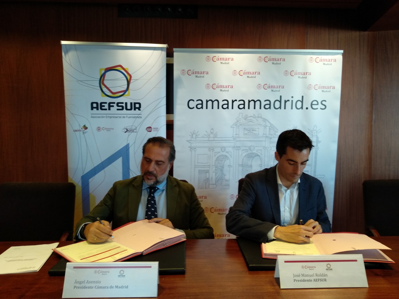 Firma acuerdo colaboración AEFSUR y Club Cámara